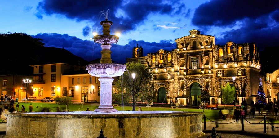 Plaza de Armas de Cajamarca de noche